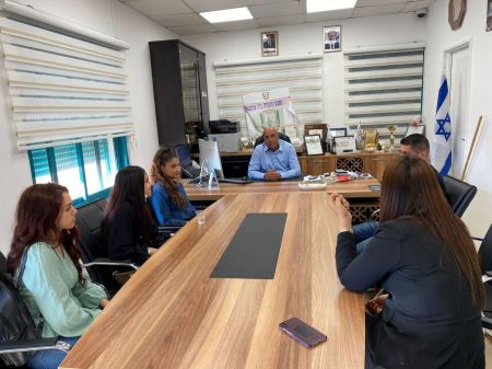 الجمعية التطوعية تعقد جلسة عمل مع رئيس مجلس محلي بئر المكسور خالد حجيرات